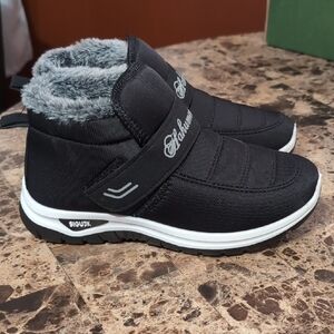 Black Fur-Lined Women's Slippers Size 7.  (38 ) ** NEW without Tag **